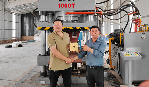 全自動鹽磚機-1000噸(dūn)牛羊舔磚(zhuān)液壓機