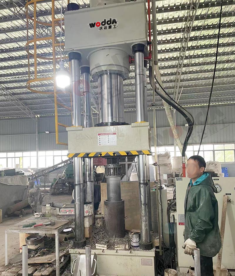 耐火材料(liào)液壓機