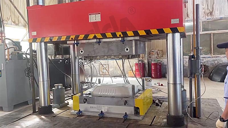 1500噸smc汽(qì)車覆蓋件模壓成型液(yè)壓(yā)機(jī)