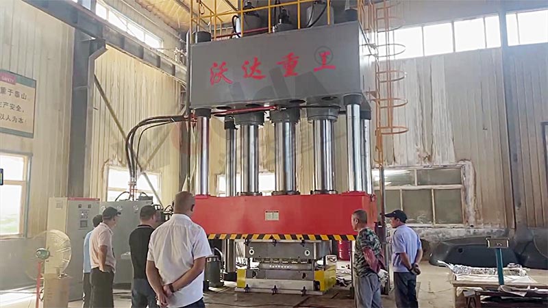 1500噸smc汽車覆蓋(gài)件模壓(yā)成型液(yè)壓機