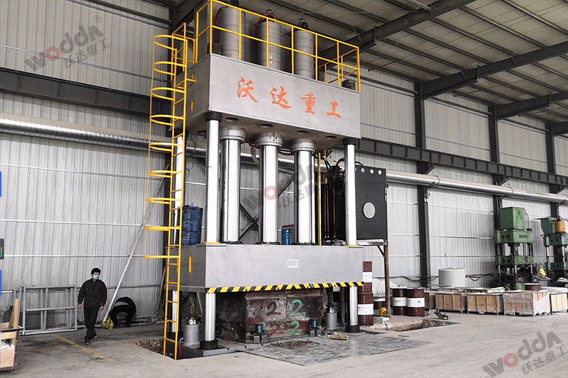 生産(chǎn)2立方玻璃鋼化(huà)糞池(chí)設備_2000噸四(sì)柱液壓機(jī)_液壓(yā)機廠家