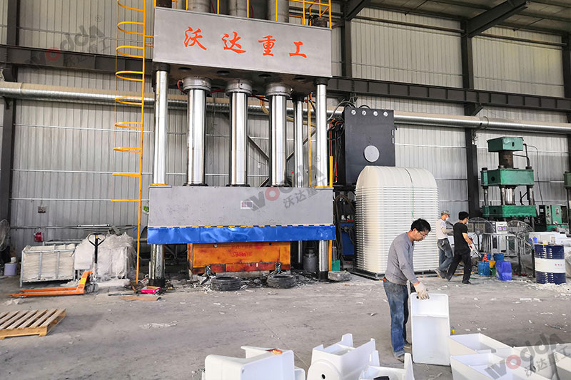 生(shēng)産2立方玻璃鋼化糞池設(shè)備_2000噸四柱液壓機_液壓機(jī)廠家(jiā)