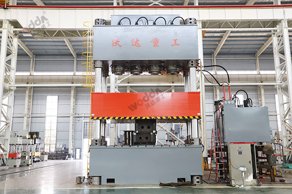 2500噸複合材料成(chéng)型液(yè)壓機_大型(xíng)四柱(zhù)液壓機廠家
