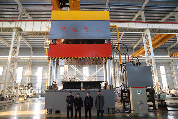 2500噸複合(hé)材料(liào)成型液壓機_大(dà)型四柱液(yè)壓機廠家