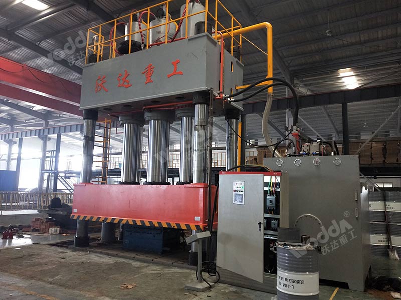 2000噸smc汽(qì)車導流罩(zhào)成型(xíng)液壓機