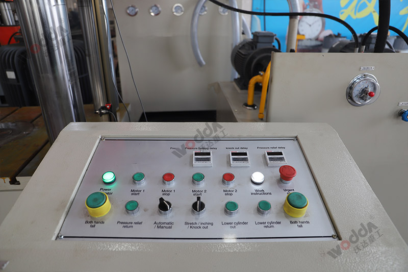500噸蓄(xù)電池(chí)外殼拉伸成型(xíng)液壓機