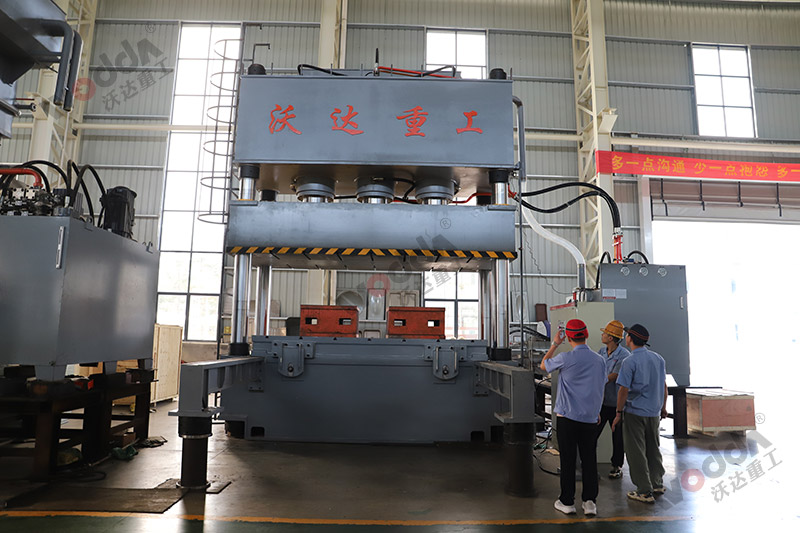 1200噸汽(qì)車配件(jiàn)成(chéng)型液壓機(jī)（帶移動工(gōng)作台）