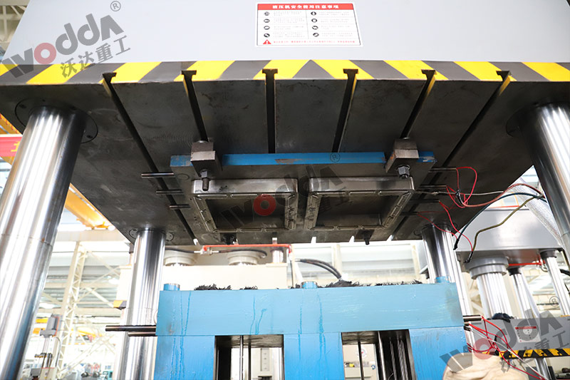 315噸樹脂井(jǐng)蓋成型液(yè)壓機模具(jù)