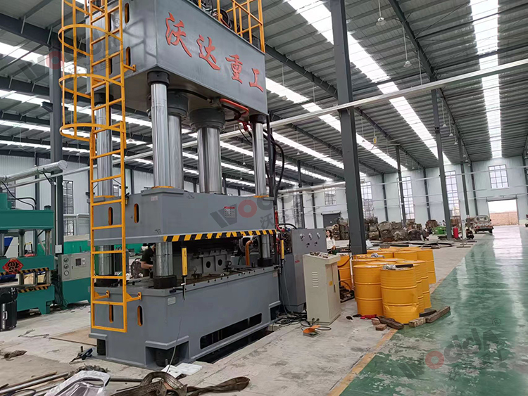 800噸汽(qì)車配(pèi)件液壓機客戶現場