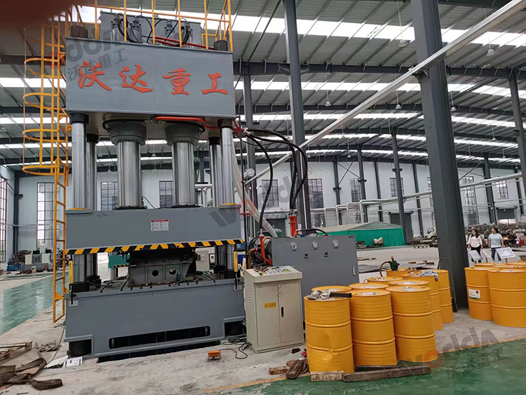 800噸四(sì)柱液壓機客戶現場圖