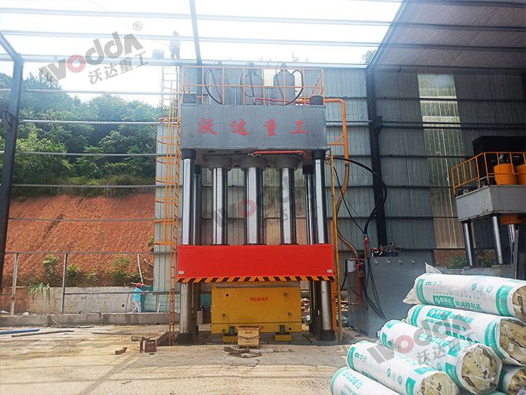 2000噸(dūn)玻(bō)璃鋼成型(xíng)液(yè)壓機