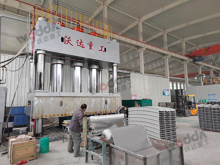 2000噸四柱液壓機模(mó)壓玻(bō)璃鋼(gāng)電(diàn)纜橋架玻璃鋼防(fáng)腐闆