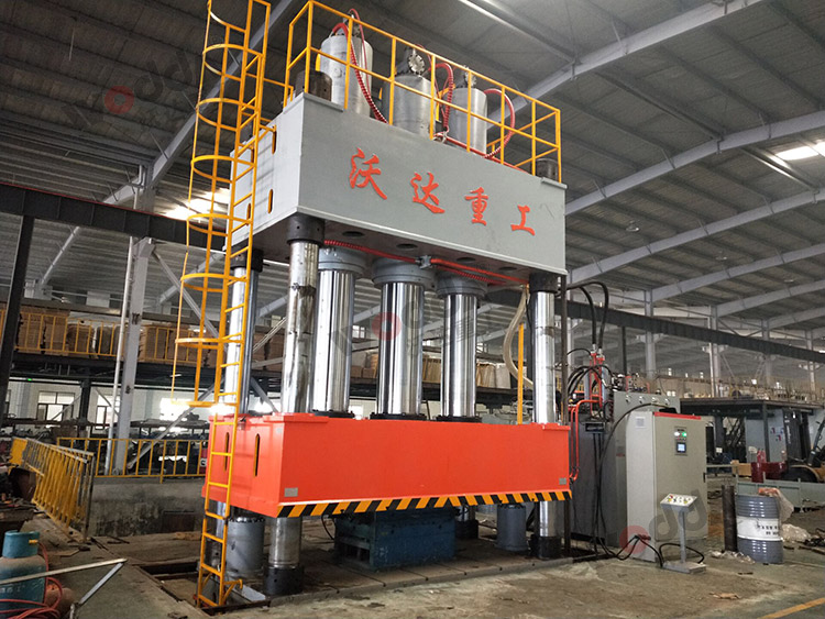 2000噸smc玻(bō)璃鋼(gāng)汽車配件(jiàn)成型液(yè)壓機