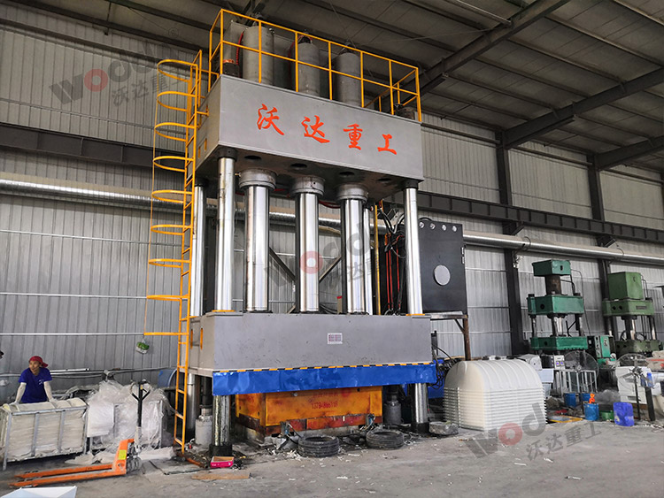 2000噸玻(bō)璃鋼化(huà)糞池液壓機
