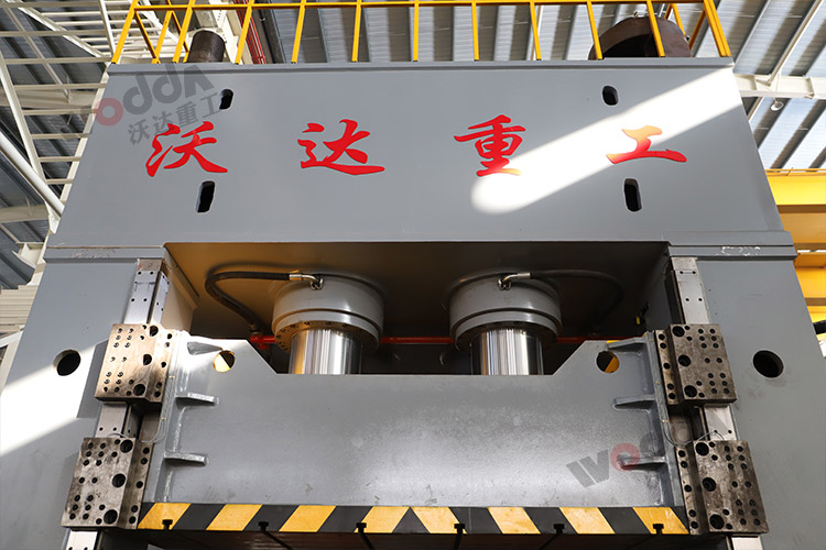 2000噸框(kuàng)架液壓機（滑塊、活(huó)塞）