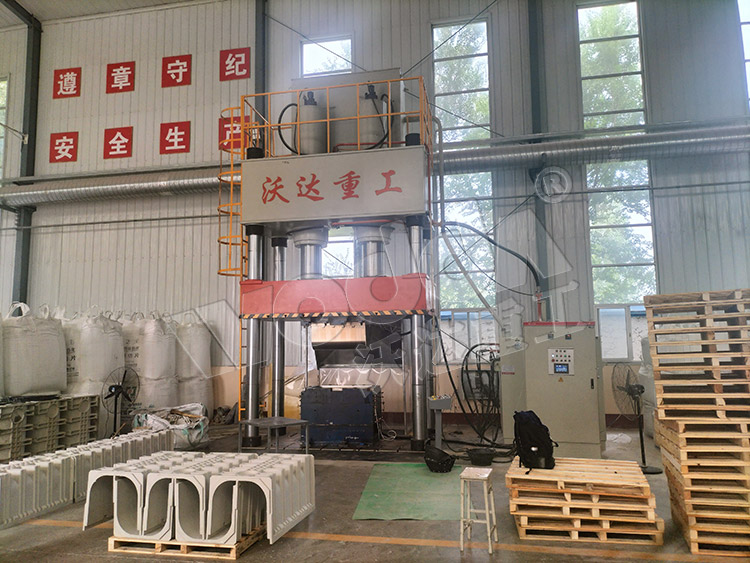 800噸(dūn)u型排(pái)水溝成型(xíng)液壓(yā)機（圖2）