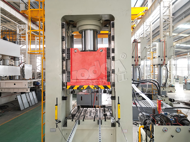 630噸框(kuàng)架式液壓機（滑塊與工作台）.jpg