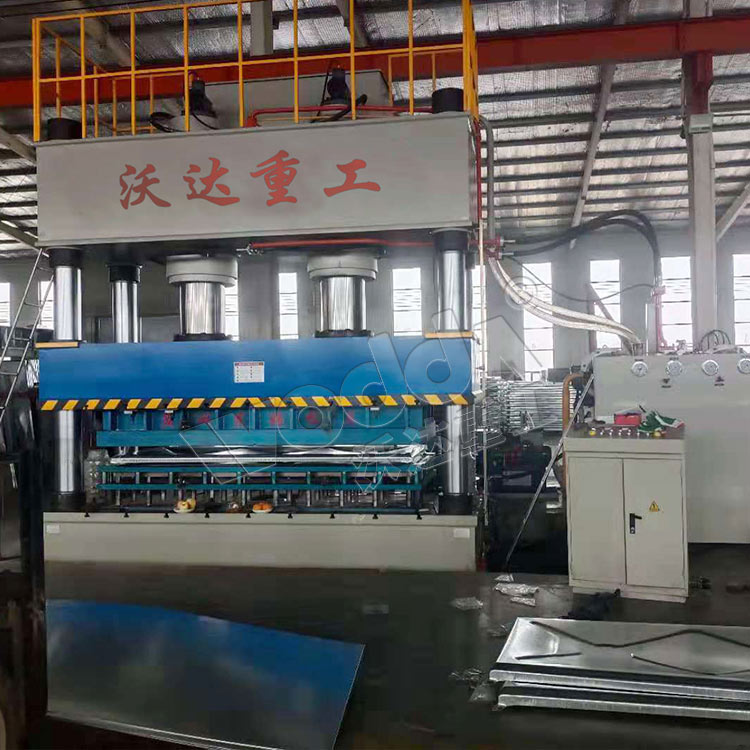 1000噸不鏽鋼(gāng)水箱闆成型液壓機.jpg