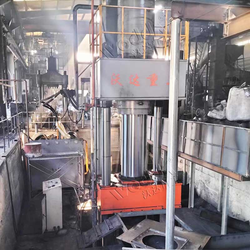 1600噸(dūn)石墨坩埚生(shēng)産設備