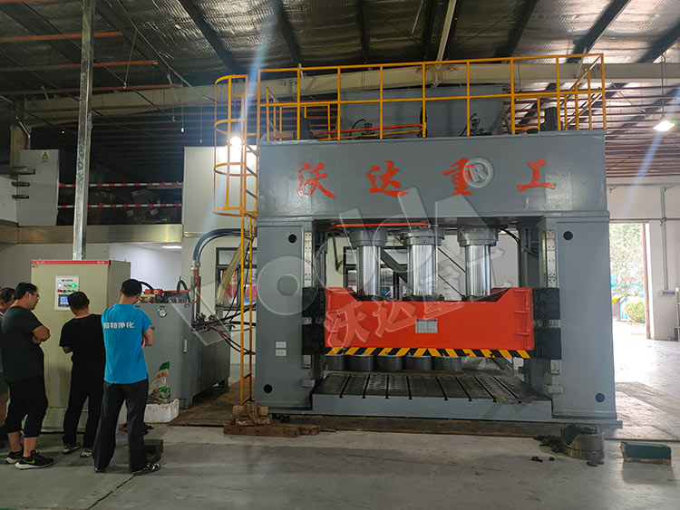 1000噸(dūn)框架(jià)式薄闆拉伸液壓機(jī)客戶現場(chǎng).jpg