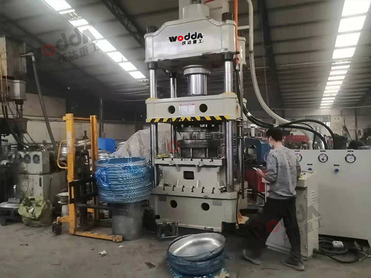 315噸汽(qì)車水(shuǐ)箱拉伸液(yè)壓機