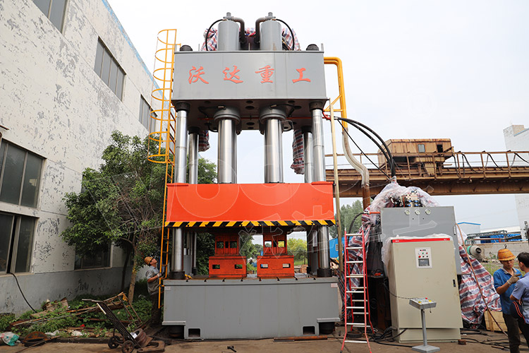 2000噸玻(bō)璃鋼風(fēng)機模壓成型(xíng)液壓機