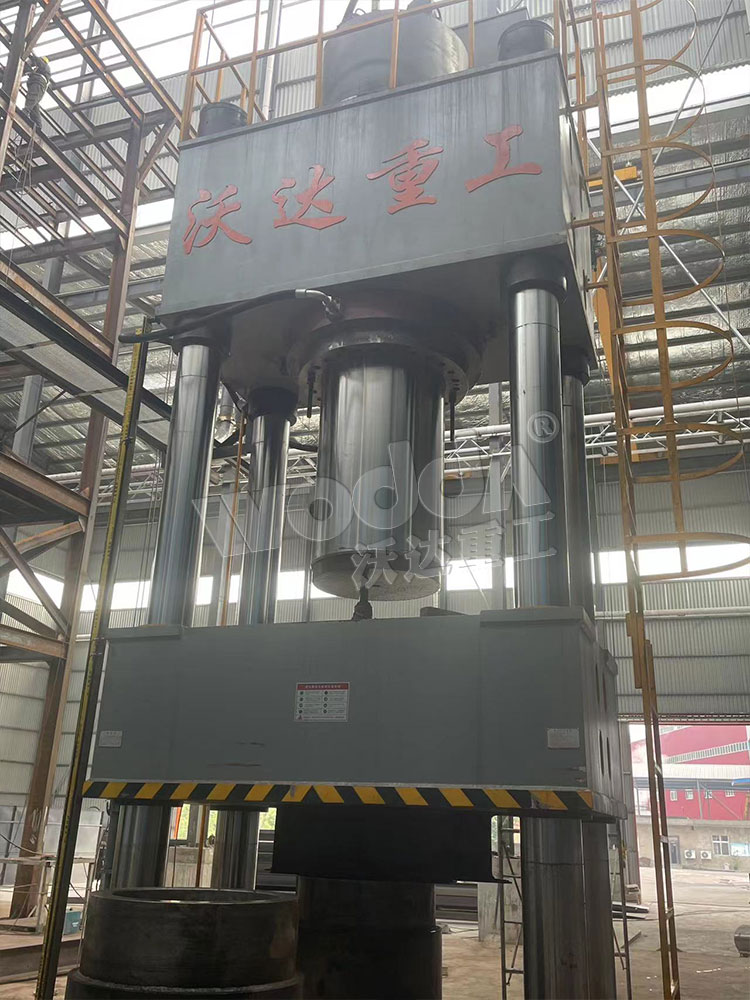 2000噸坩埚液壓(yā)機