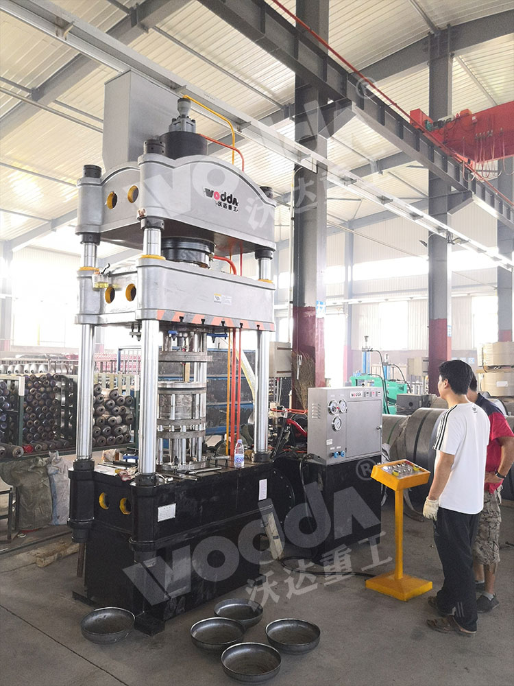 200噸煤氣(qì)罐封頭(tóu)液壓(yā)機(jī)