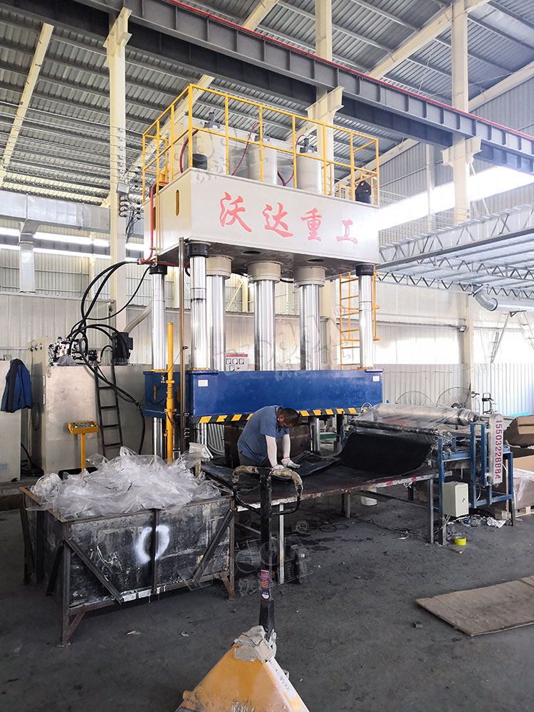 1000噸複(fú)合材料熱(rè)壓成型液(yè)壓機