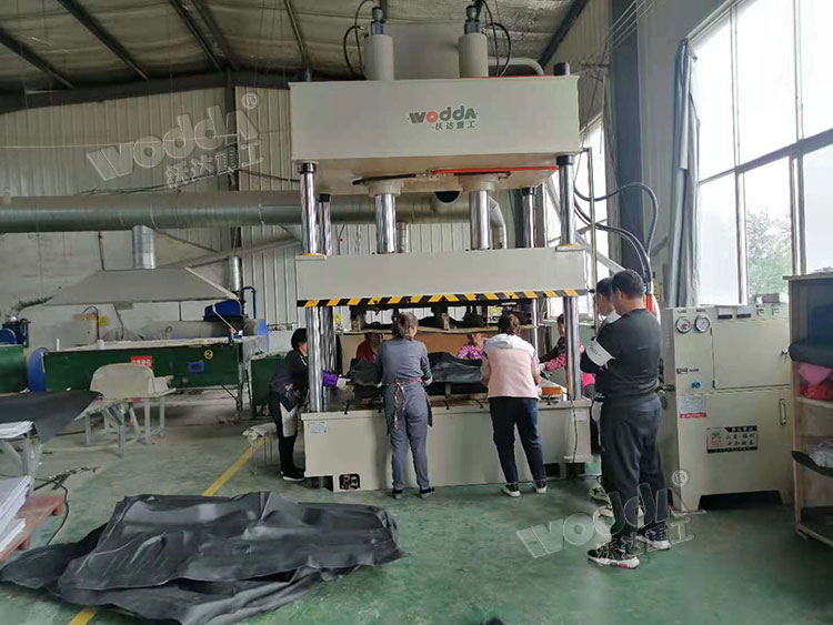 200噸汽車内飾(shì)件熱壓(yā)成(chéng)型液(yè)壓機(jī)