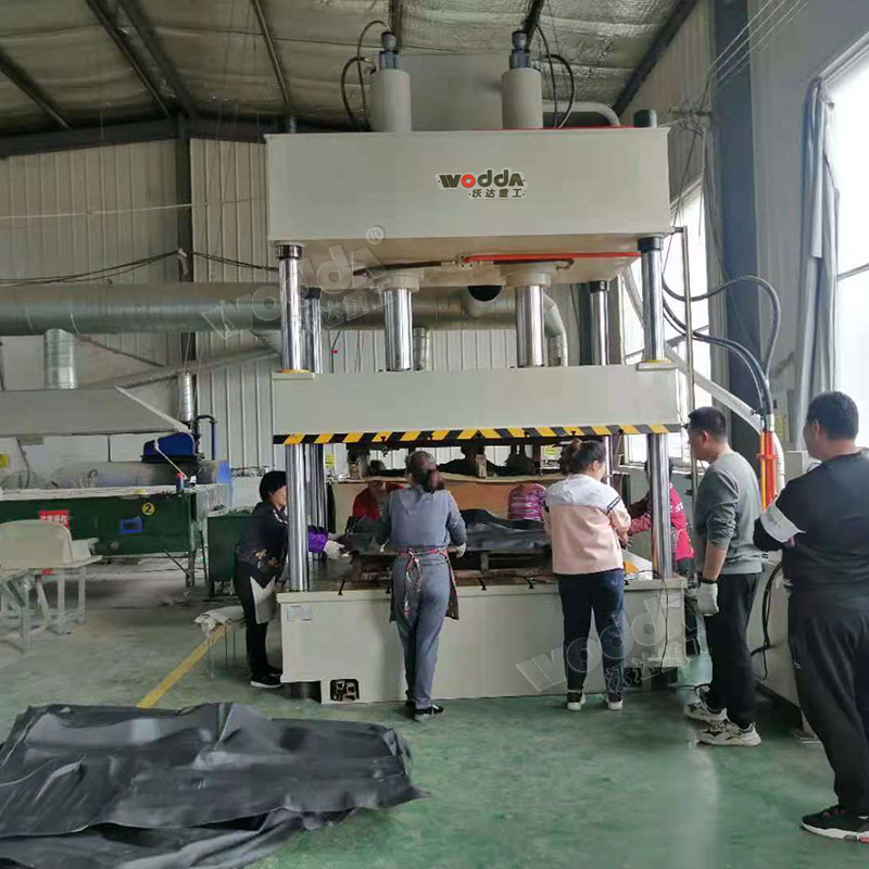 200噸汽車(chē)腳墊熱(rè)壓成型液壓機(jī)
