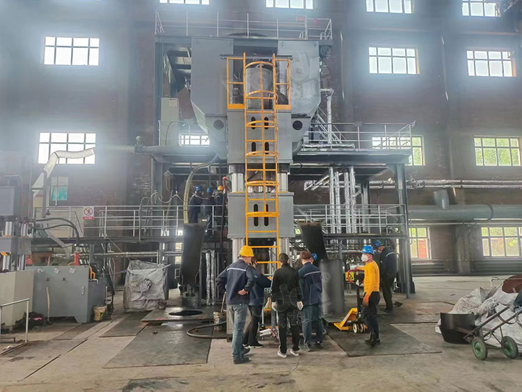 雙工位2000噸石墨坩埚(guō)液壓(yā)機試機完(wán)成
