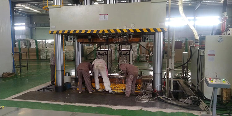 1500噸玻璃鋼(gāng)電纜橋架(jià)成型液壓機