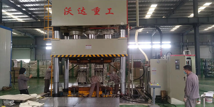 玻璃鋼(gāng)電纜(lǎn)橋(qiáo)架成型(xíng)液壓機客(kè)戶(hù)加(jiā)工車間