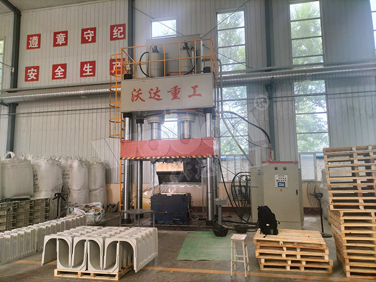 800噸u型排水溝成型液壓機(jī)客戶現場(chǎng)