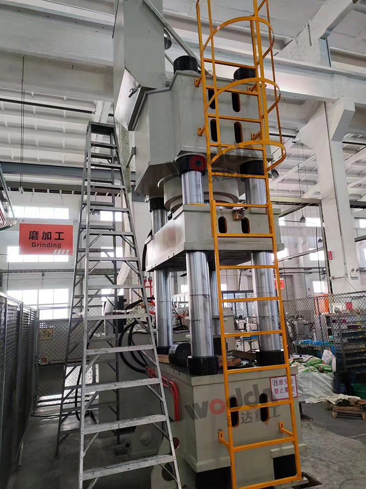 1000噸粉末(mò)成型壓力(lì)機.jpg