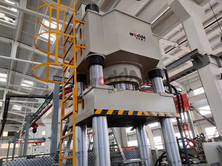 1000噸陶瓷粉末(mò)成型液壓(yā)機(jī)客戶現場.jpg