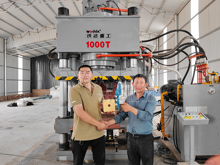 全自動鹽(yán)磚機試機(jī)成功(gōng)