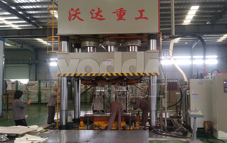 1500噸玻(bō)璃鋼電纜橋架成型液壓機