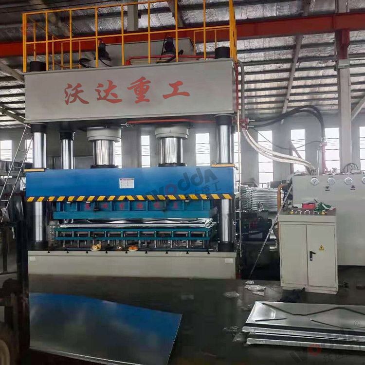 1000噸不鏽鋼(gāng)水箱(xiāng)成型液壓機