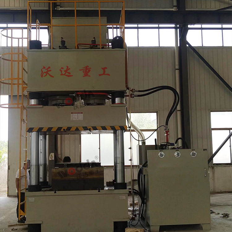 800噸四柱(zhù)液壓機客(kè)戶試機現(xiàn)場