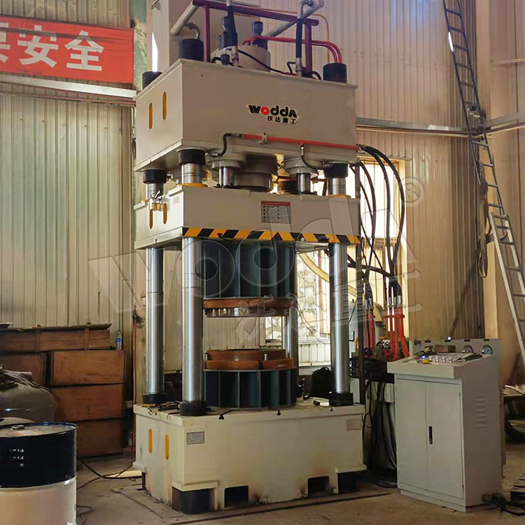 315噸(dūn)封頭液壓(yā)機客(kè)戶現場