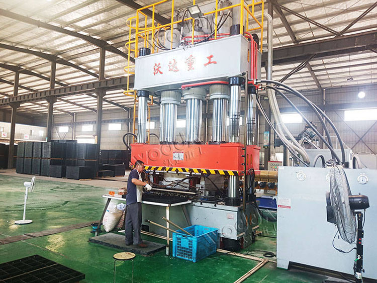 1000噸塑料建(jiàn)築模(mó)闆成型液(yè)壓機(jī)客戶(hù)加工現場