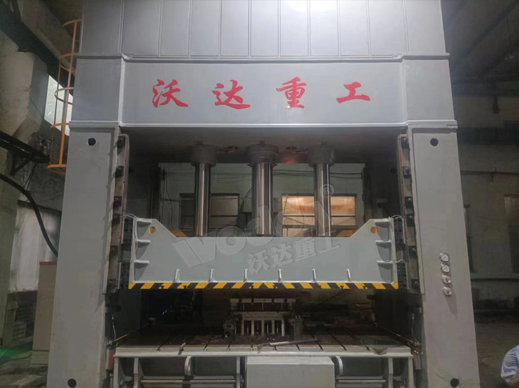 630噸汽車配(pèi)件拉伸液壓機(jī)客戶(hù)現場