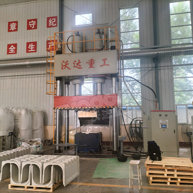 800四柱液(yè)壓機(jī)（u型排(pái)水溝成型(xíng)液壓(yā)機）客戶現(xiàn)場