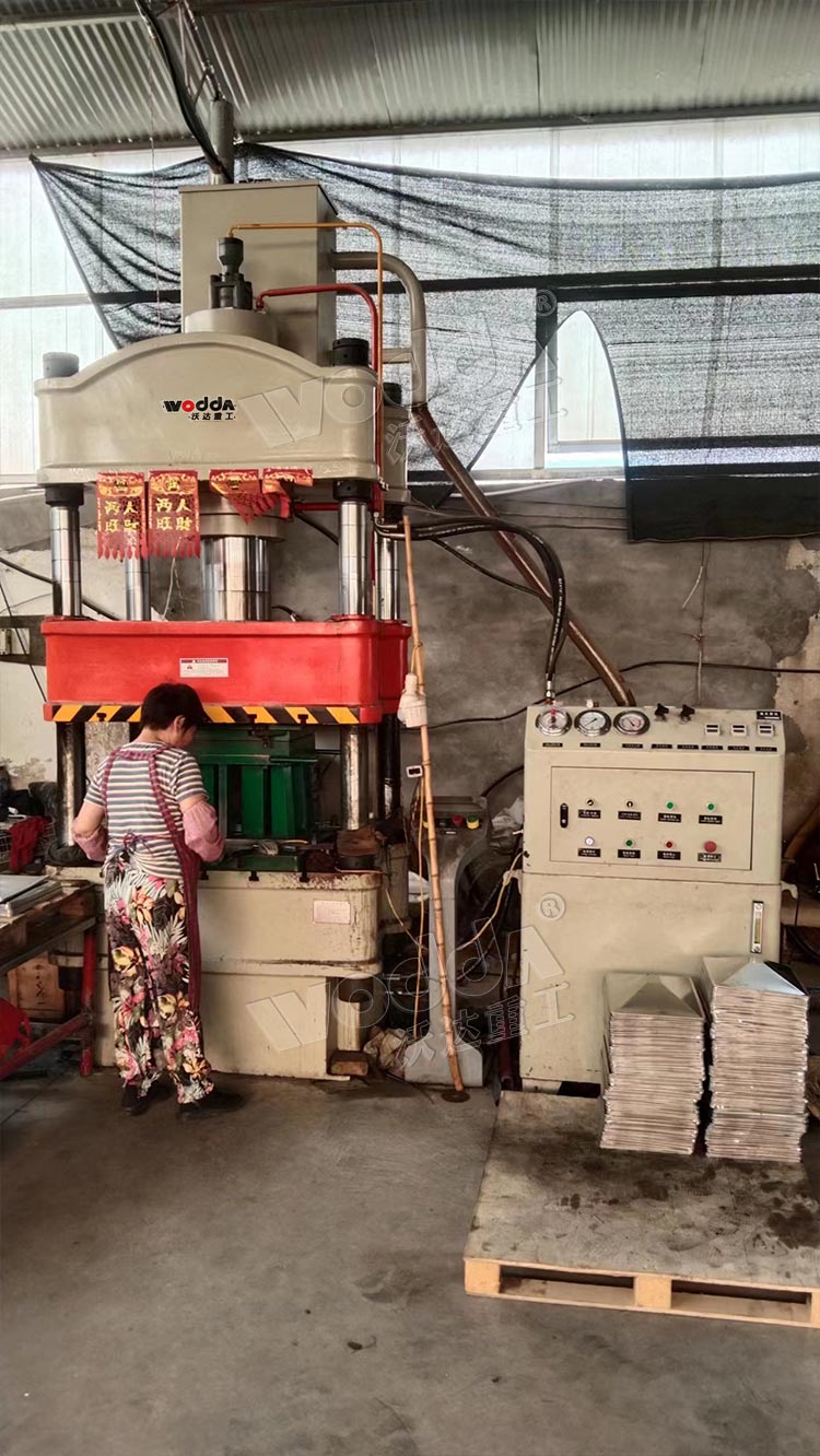 200噸四柱(zhù)液壓機