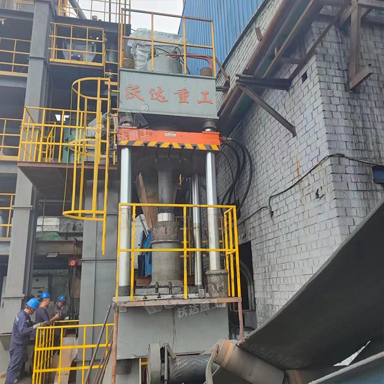 630噸三(sān)梁四(sì)柱液(yè)壓機(jī)