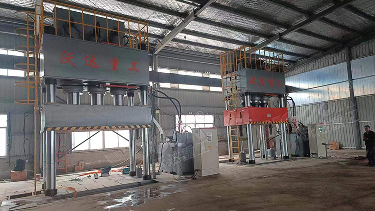 1500噸三梁(liáng)四柱液壓機(jī)