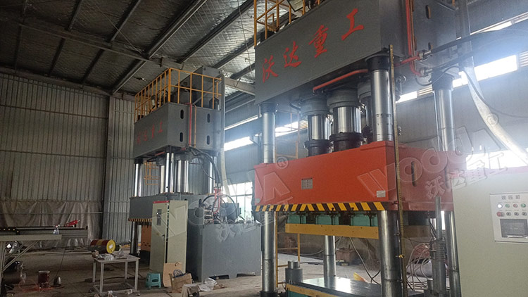 1500噸四(sì)柱液(yè)壓機(jī)模壓smc汽(qì)車導流(liú)罩客(kè)戶(hù)現(xiàn)場