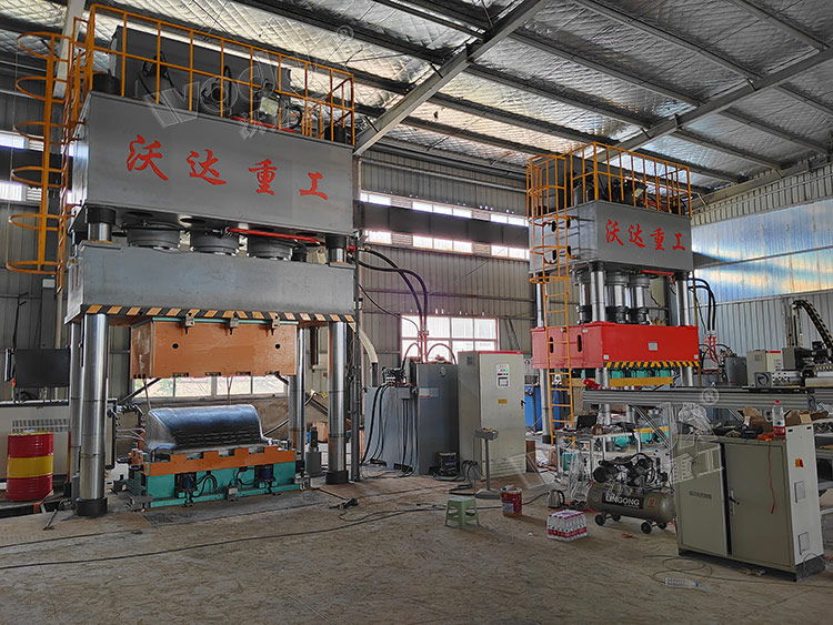 1500噸smc汽車導流(liú)罩成型液(yè)壓機(jī)客戶現場